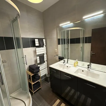 Grand Au Centre Du Village Proche De L A75 Appartamento